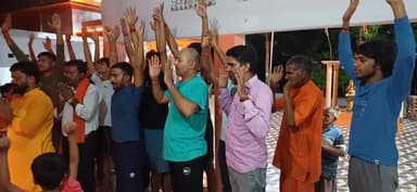 #हिन्दुत्व_पुनर्जागरण_अभियान के अन्तर्गत प्रत्येक शनिवार की भांति इस शनिवार को भी प्राचीन शिवमंदिर लैरोदोनवार पर हिन्दू युवा वाहिनी जनपद मऊ द्वारा आरती का आयोजन किया गया।