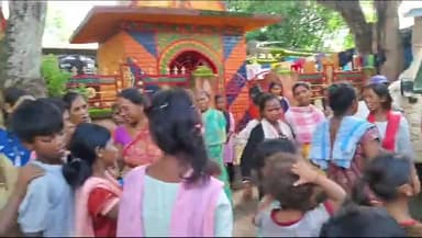 "खाना बैंक" के माध्यम से जरूरतमंदों के बीच दोपहर का खाना वितरण।🙂
#खाना_बैंक #khanabank #KhanaBank