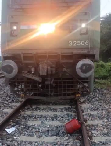कानपुर प्रयागराज रेलवे ट्रैक पर रखा गया गैस का सिलेंडर.
#gascylinder
#railwaytrack
#crime #cbi