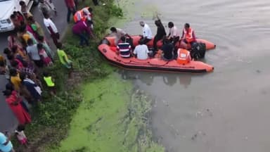 খড়গপুর ২: ডেবরা ও খড়গপুর ২নং ব্লকের বন্যা বিধ্বস্ত গ্রামগুলি পরিদর্শন করে ত্রাণ পৌঁছলেন মহকুমাশাসক