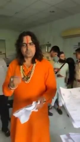 #विधायक बालमुकुंदाचार्य ने #जयपुर में दो आधार कार्ड सेंटर को #रोहिंग्या मुसलमानो का #आधार कार्ड बनाते पकड़ा