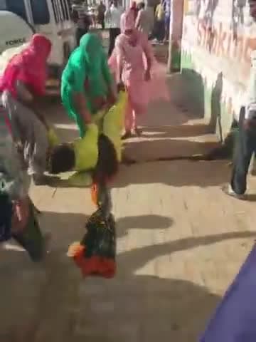 kharkhada me voting krne gai Mahila ko ghsita
