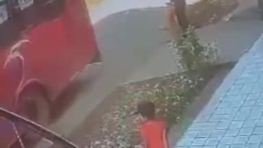 सड़क हादसे में एक युवती की गई जान, पुलिस ने पोस्टमार्टम कर शव परिजनों को दिया, सीसीटीवी में कैद हुई वारदात