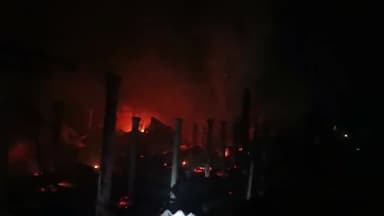 जंदाहा ब्लॉक के जगदीशपुर पीरपुर सेट धमकी गांव में अचानक शार्ट सर्किट से लगा आग #jandaha #agni