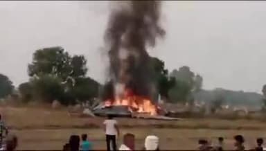 आगरा में सेना का एक प्लेन क्रैश पायलट और उसके अन्य साथी सुरक्षित.
#agra
#pilot
#plane #mig29