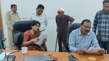 सिवनी/कलेक्ट्रेट सभागार में आयोजित हुई #जिलास्तरीय_जनसुनवाई में कलेक्टर सुश्री संस्कृति जैन ने आवेदकों की समस्याएं सुनी।
