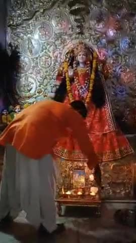 सिगोतर  माताजी मदिर ईस रोल आरती करते पुजारी जी