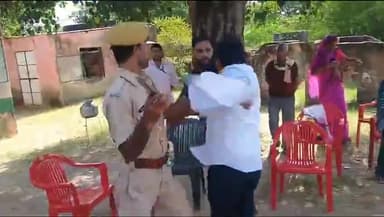 #टोंक निर्दलीय प्रत्याशी नरेश मीणा ने मतदान केंद्र पर SDM को जड़ा थप्पड़। Viral Video #politics #politicsnews