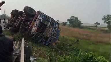 খড়গপুর ২: মাদপুরে জাতীয় সড়কের উপর নিয়ন্ত্রণ হারিয়ে উল্টে গেল পণ্য বোঝাই ১২ চাকার লরি