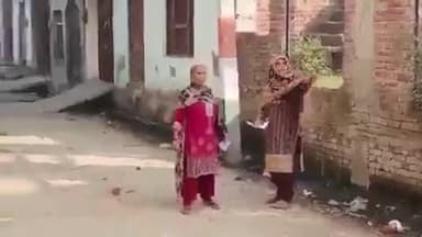 यह हमारे लोकतन्त्र की सबसे खतरनाक तस्वीर है कुछ तो शर्म करो #ECISVEEP
#upchunavkundarki