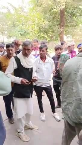 अलवर कृषि मंडी में किसानों को सही भाव नहीं मिलने पर मंडी सचिव के कार्यालय पर विरोध जताया
#hilightalwar@