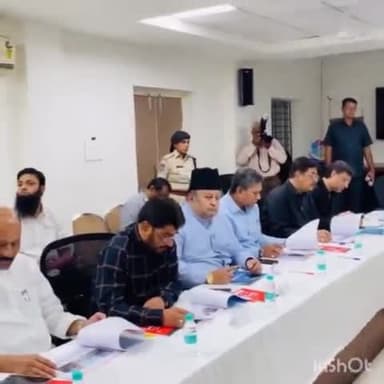 బహదూర్పుర: మదీనాలో ఎమ్మెల్యేలతో సమావేశమైన సీపీ సీవీ ఆనంద్, ఫుట్పాత్ల ఆక్రమణల తొలగింపునకు సహకరించాలని విజ్ఞప్తి