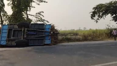 लौरिया से बेतिया मुख्य मार्ग पर गन्ने से भरा ट्रैक्टर पलटा #bettiahnews @tatkalnewsno1