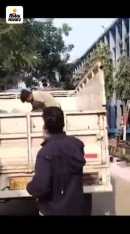 सड़क किनारे खड़े ट्रैक्टर से टकराई बाइक, एक की मौत: तीन युवक घायल #viral #begusrai #bihar