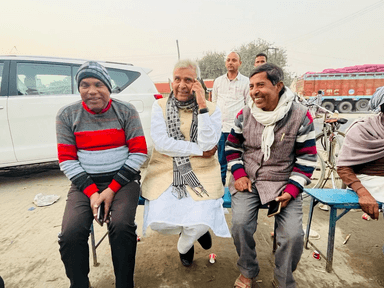 मोतिहारी से आते वक्त डुमरिया घाट गोपालगंज में शिक्षक साथियों एवं मित्रो के साथ चाय पी एवं उनके समस्यावों को संबंधित अधिकारियों से बात कर समाधान कराने का प्रयास किया। #वीरेंद्रनारायणयादव