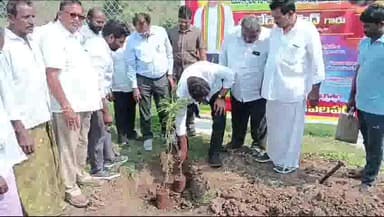 పెనమలూరు: చోడవరంలో మొక్కలు నాటే కార్యక్రమంలో పాల్గొన్న ఎమ్మెల్యే బోడె ప్రసాద్
