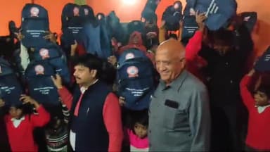 राष्ट्रीय साक्षरता मिशन अभियान के तहत ज्ञानोदय इंटर कॉलेज सकीट एटा निशुल्क 400बैग का वितरण किया गया जरूरतमंद बच्चों को मुख्य अतिथि रहे श्री बृजेश कुमार सिंह पत्रकार प्रदेश उपाध्यक्ष #अपनी #पार्टी #सेकुलर सहयोगी दल भाजपा
श्री अमित जैन जी