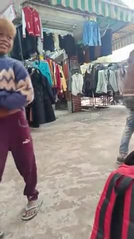 अलीगढ़: अमीर निशा मार्केट में छोटे छोटे बच्चों का ग्रुप जगह जगह पर लोगों से पैसे मांगते हुए। #aligarhpolice #aligarh