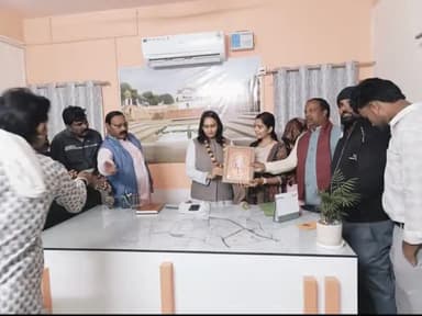 #बधाई
फतेहपुर नगर परिषद मे नई आई आयुक्त अनिता खिचड़ जी का पुष्प व वाल्मिकी जी की फोटो देकर स्वागत किया टीम के साथ।