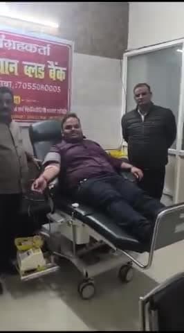 76वें 'गणतंत्र दिवस' के पावन अवसर पर एक जरूरतमन्द असहाय मरीज के लिए रक्तदान करते हुऐ #अभय मित्तल AB+ ने किया।। इस दौरान डॉ अमित गुप्ता ने कहा कि रक्तदान है पुण्य का काम, आयो हम सब मिलकर करें रक्तदान और करें किसी जरूरतमंद के लिए
