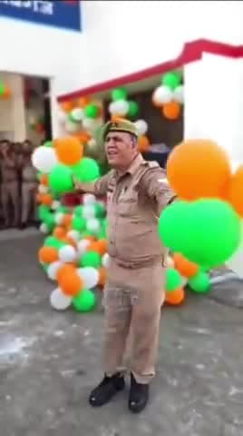 गणतंत्र दिवस पर पुलिसकर्मी ने किया देशभक्ति गाने पर डांस, वीडियो हुआ वायरल 📣📣❤️💚🤍
#police #26january