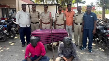 చిత్తూరు: అడవి జంతువులను వేటాడే ఇద్దరు వ్యక్తులు రిమాండ్కు తరలించడం జరిగింది బంగారుపాళ్యం సిఐ