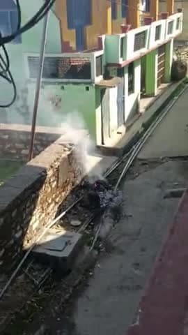 स्याल्दे नगरपालिका द्वार सफाई की जारी है कूड़ा लोगो के घर के आगे जलया जरा है धुआ लोगो के घर के अंदर जा रहा है #गरुड़