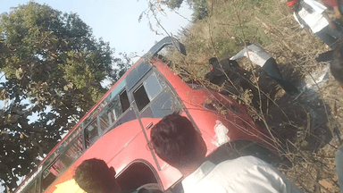 कालापाठा में बस कि पलटी मौके पर बस ड्राइवर फारार