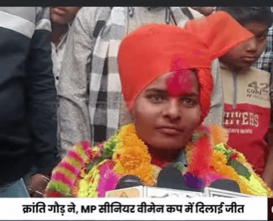 छतरपुर -क्रिकेटर क्रांति गौड़ का घुवारा में भव्य स्वागत, गजब का प्रदर्शन करके आई अपने गांव ।
#chhatarpur #womens #cup #cricket #ghava #krantigoud #bundelibauchhar #BreakingNews #WPL2025