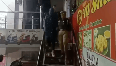 झाँसी आवास विकास चौराहा के पास एक स्पा सेंटर में पकड़ा सेक्स रेकेट 3 युवतियाँ 2 युवक हिरासत में सूत्रों की माने तो किसी 376 के आरोपी का सरक्षण प्राप्त था #jhansi #thejhansinews