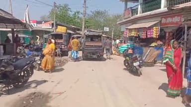 बैरिया गांव में प्रधानमंत्री सड़क पर ऑटो स्टैंड से राहगीरों को हो रही परेशानी