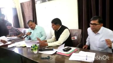 पोहरी: पोहरी महाविद्यालय परिसर में कलेक्टर रविन्द्र चौधरी #ने पोहरी के राजस्व अधिकारियों की समीक्षा बैठक ली,दिये निर्देश