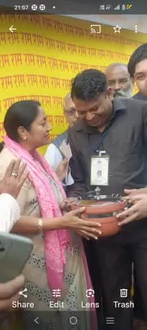 #मैडम,,
हम #कुम्हारों के पास मिट्टी के उपहार के अलावा और है,ही क्या,,,,?
दिल्ली प्रदेश की यशस्वी #मुख्यमंत्री_रेखा_गुप्ता जी को उपहार देते वक्त,, मैंने कहा मैडम हम कुम्हार हैं, हमारे पास मिट्टी से बने उपहार के अलावा और कुछ भ
