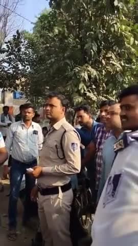 कार चालक और ट्रैफिक पुलिस के बीच हुआ विवाद
#meerut #trafficpolice #gwalior #vivad