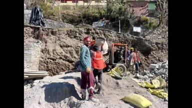 कमरऊ: सिरमौर प्रवास के दौरान उद्योग मंत्री ने राष्ट्रीय राजमार्ग-707 कमरऊ के पास कार्य का किया निरीक्षण
