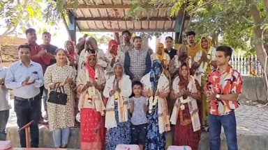 #congratulation
*कोटा की स्वच्छता के ध्यान रखने वाली विशेष महिला सफाईकर्मियों का शाल ओढ़ाकर पुष्पवर्षा कर सम्मान.....!!!*
👉🏿नारी शक्ति,ममता और त्याग की देवी स्वरूपा है
👉🏿महिला सशक्तिकरण से ही समाज राष्ट्र मजबूत होगा
