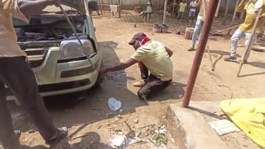 ग्राम पंचायत नागरनार बाइबिल मिशन चर्च ग्राउंड में एक कर के अंदर नाग सांप घुस गया था लोगों ने देखकर 112 को कॉल #कर बुलाया