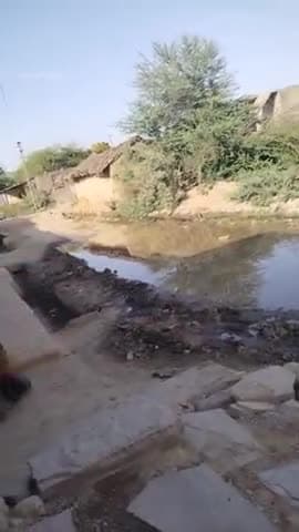 nali ka pani nhi nikale pr gav walo ko aawagan me ho rhi samsya nali ka pani bahar road me aa gya hai
video ko share