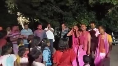 नवादा MLC अशोक यादव ने ग्रामीण बच्चों तथा भगत के साथ होली खेलते नजर आए#अशोक यादव@News18Nawada