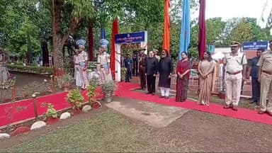 #राँची : शहीद सीआरपीएफ जवान #सुनील_कुमार_मंडल को श्रद्धांजलि देते हुए राजपाल एवं झारखंड के मुख्यमंत्री।