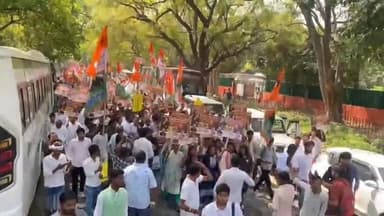 संसद की ओर बढ़ रहा है देश का नौजवान! 💪🏼
युवा-विरोधी मोदी सरकार के खिलाफ आज दिल्ली की सड़कों से संसद तक गूंजेगी युवाओं की आवाज़! 🔥🇮🇳✊🏼
🚨 #iycsansadgherao