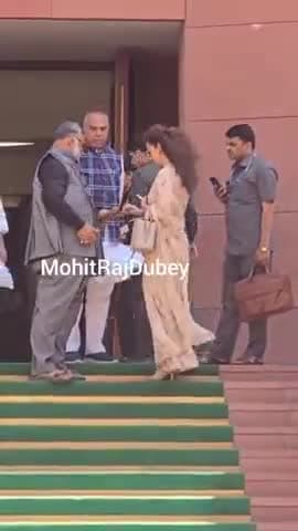 दिल्ली के संसद भवन में शास्त्र के दौरान सांसद पप्पू यादव और कंगना रनौत एक साथ देखे गए
#pappuyadavजनअधिकारपार्टी