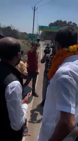 महुआ विधानसभा क्षेत्र के मिर्जानगर जाने के दौरान रास्ते मे मेरा जोरदार स्वागत किया गया।
#जय_भवानी 🔱