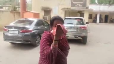 #मिर्जापुर 👉🏾 भाजपा कार्यकत्री प्रेमता दुबे रोते हुए कहा, मेरी तीन जवान बेटियां हैं, मुझे घर से निकालकर कब्जा कर लिया। लेकिन पुलिस प्रशासन में मेरी कोई सुनवाई नहीं हो रही है। पत्रकार ने पूछा बीजेपी में किस पद में हैं गुस्से में कहा किसी प