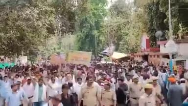 सरकार के खिलाफ़ हजारों बिजली कर्मचारियों का हूजूम लखनऊ की सड़कों पर उतर आया है.
तस्वीर लखनऊ के शक्ति भवन से.
#नहींचाहिएभाजपा