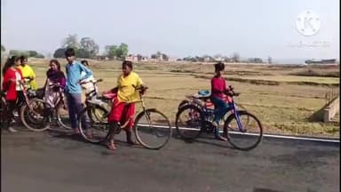 #गढ़ी-थाने से 1km पे दारु पी के मस्त! क्या है #प्रशासन-सख्त???