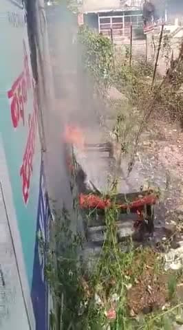 मेरेवर्कशॉप के बाहर मेरे सोफे में एक दबंग व्यक्ति द्वारा आग लगाई गई जिस से मेरे और SBIbankऔरUnionBank #policepoll