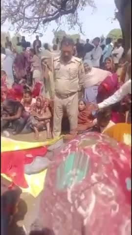 #प्रयागराज
लोहनपुर विधान सभा करछना में गेहूं का बोझ ना ढोने पर एक दलित देवी शंकर को ठाकुरों द्वारा पीट पीट कर मार कर जला दिया गया
#क्या सामंतवादी मानसिकता का इससे बड़ा कोई उदाहरण हो सकता है
आदरणीय Akhilesh Yadav जी