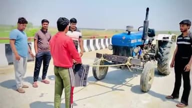 बागपत: कक्षा 10 के छात्र ने दांतों से खींचा ट्रैक्टर,16 साल के हनी गुर्जर ने दांतों से खींचा ट्रैक्टर।
#tractor #news