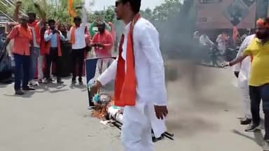 Basti जिले में हिन्दू संगठनों ने फूंका पश्चिम बंगाल के मुख्यमंत्री ममता बनर्जी का पुतला ..... #ममताबनर्जी